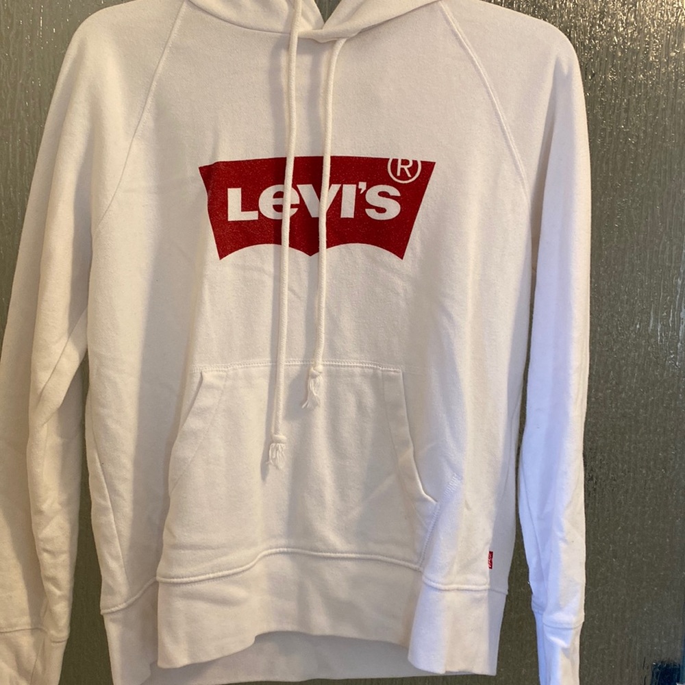 White Levi’s hoodie